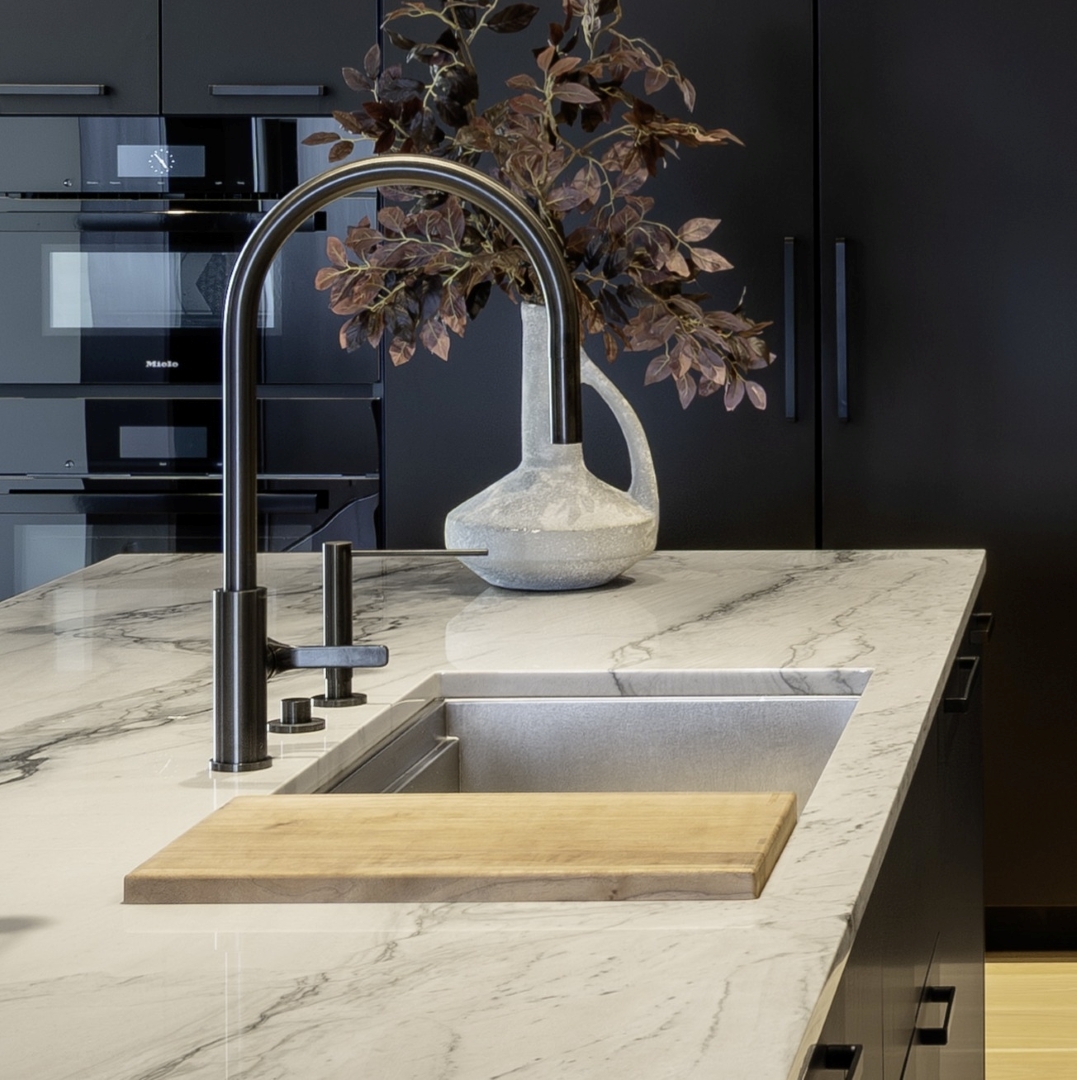 Galley Workstation 4 placed in this modern kitchen island