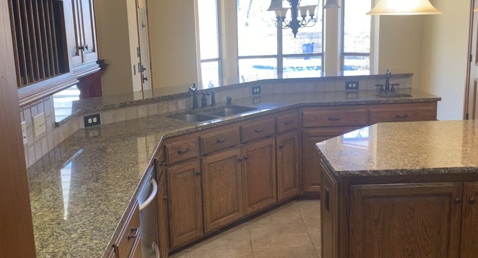 edmond-swing-angled-kitchen-peninsula.jpg An angled kitchen peninsula with a raised counter demonstrating the restricted circulation layout known as the Edmond Swing.