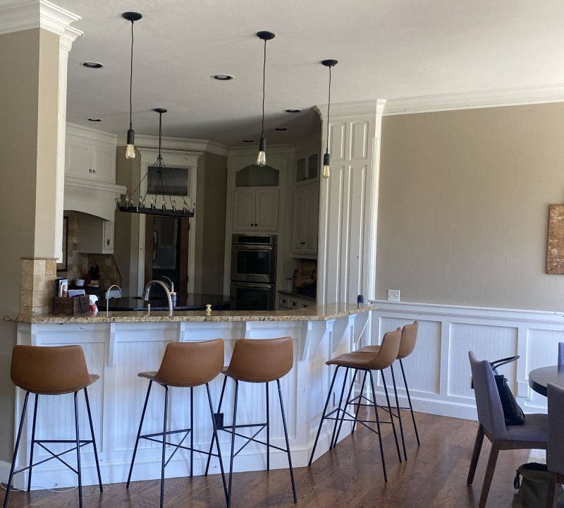 edmond-swing-angled-kitchen-peninsula.jpg An angled kitchen peninsula with a raised counter demonstrating the restricted circulation layout known as the Edmond Swing.