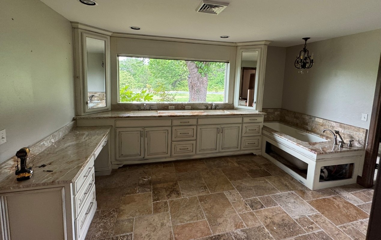 Master Bathroom Before EKB.